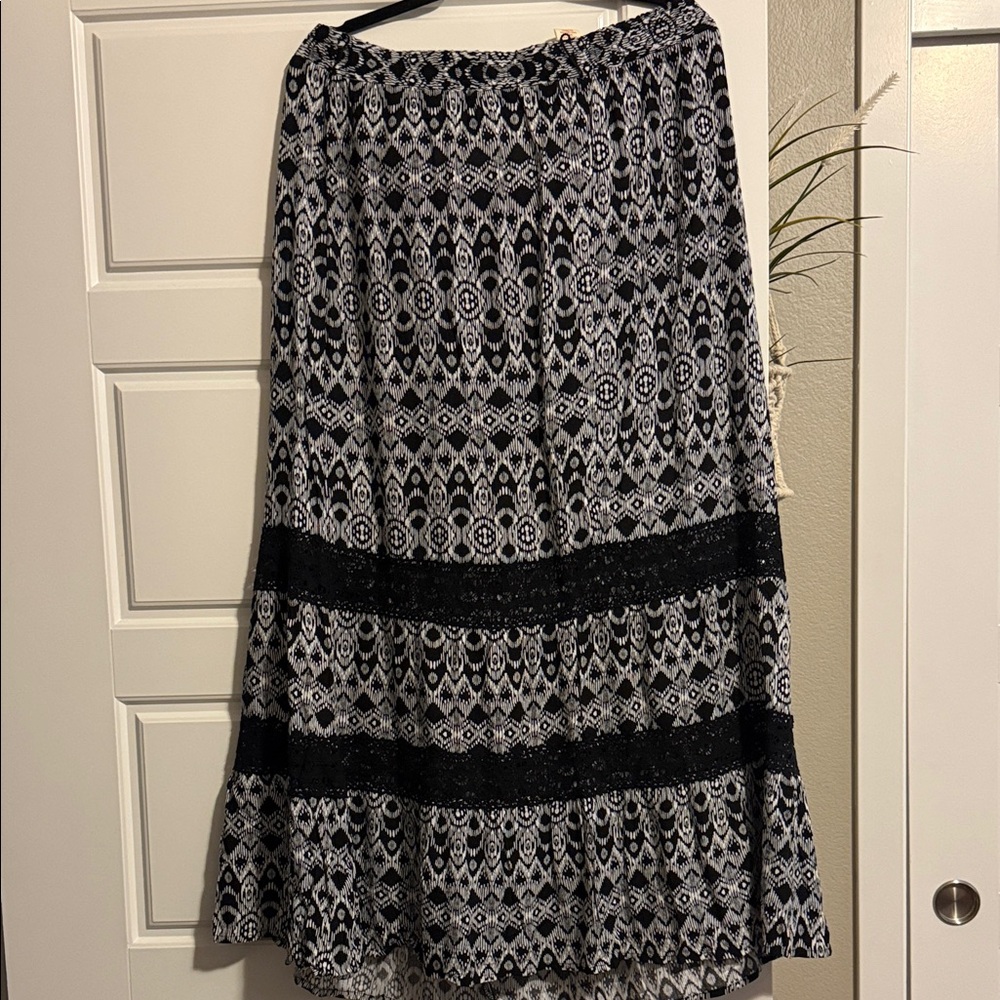 Elegant Black and White Patterned Skirt - Picture 5 of 5